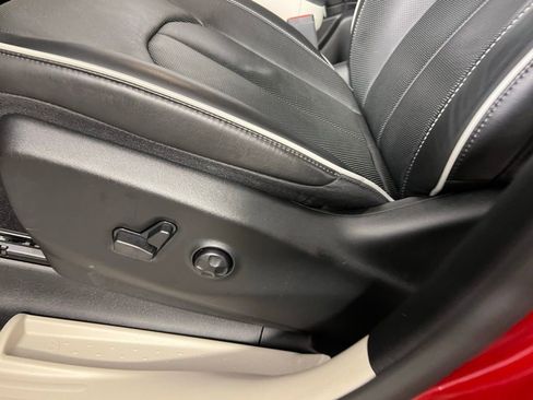 Certified 2024 Chrysler Pacifica Limited image 23