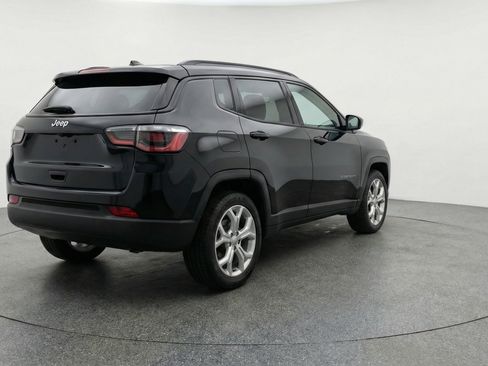 Used 2025 Jeep Compass Latitude image 9