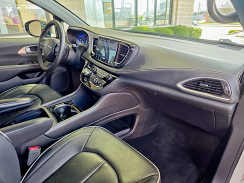 Used 2025 Chrysler Pacifica Limited image 10