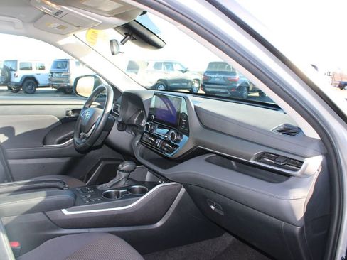 Used 2024 Toyota Highlander LE AWD/4WD image 28