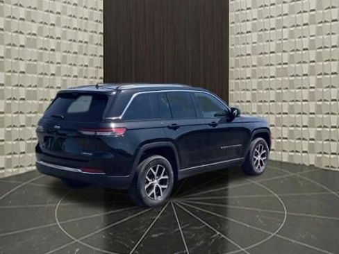 Certified 2023 Jeep Grand Cherokee Limited w/ Luxury Tech Group II AWD/4WD image 4