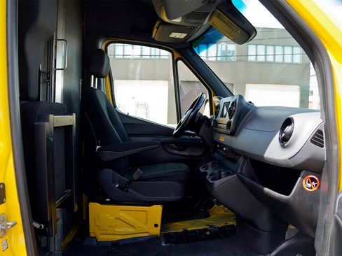 Used 2021 Mercedes-Benz Sprinter 2500 image 25