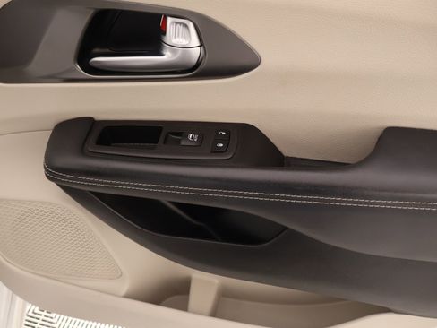 Used 2023 Chrysler Pacifica Touring-L FWD image 16