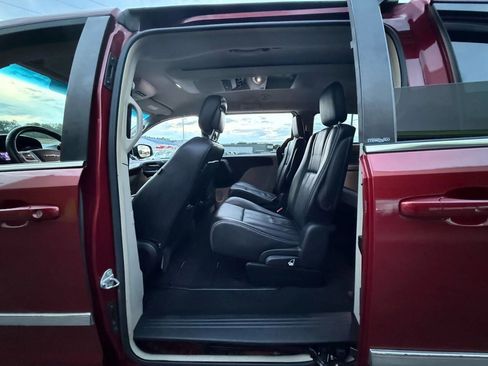 Used 2014 Chrysler Town & Country Touring image 21