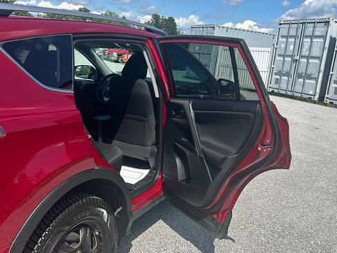 Used 2018 Toyota RAV4 LE AWD/4WD image 37