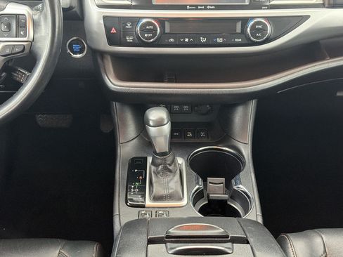Used 2017 Toyota Highlander XLE AWD/4WD image 17