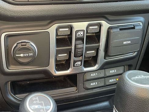 Certified 2024 Jeep Gladiator Sport AWD/4WD image 20