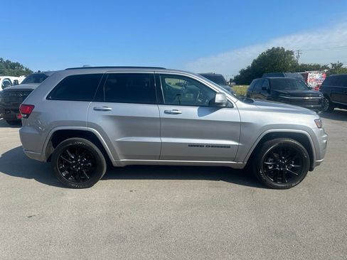 Used 2021 Jeep Grand Cherokee Laredo X AWD/4WD image 4