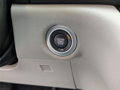 Used 2023 Chrysler Pacifica Touring-L image 24