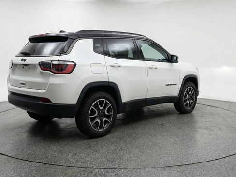 Used 2025 Jeep Compass Trailhawk image 9