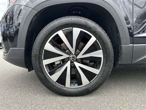 Used 2023 Volkswagen Taos SE w/ Panoramic Sunroof Package image 11