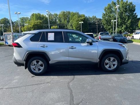 Used 2022 Toyota RAV4 XLE AWD/4WD image 5