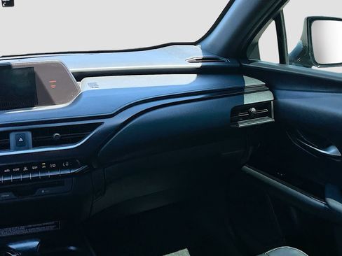 Used 2022 Lexus UX 200 FWD image 21