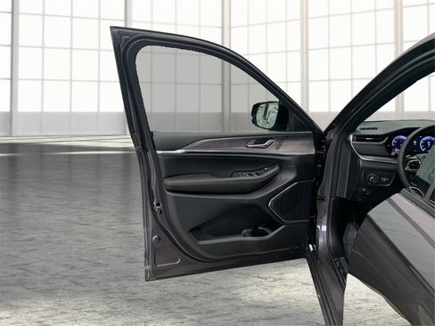 Used 2025 Jeep Grand Cherokee L Overland w/ Advanced Protech Group III image 19