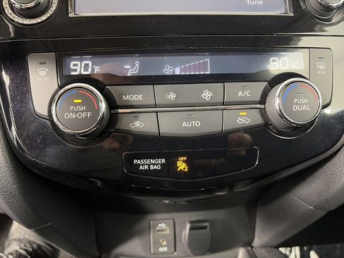 Used 2017 Nissan Rogue SV w/ SV Premium Package image 20