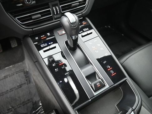 Certified 2023 Porsche Macan AWD/4WD image 22