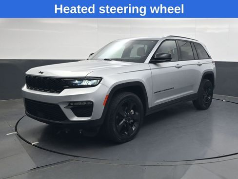 Used 2023 Jeep Grand Cherokee Limited w/ Black Appearance Package AWD/4WD image 9
