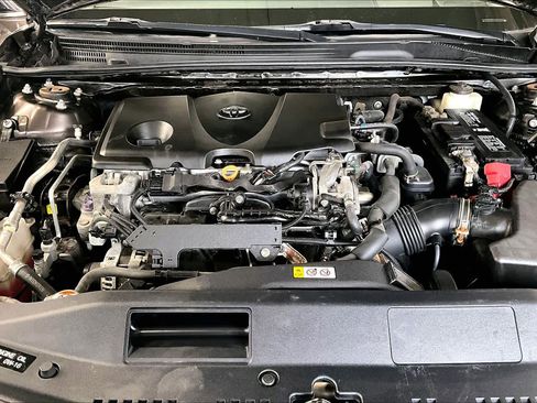 Used 2018 Toyota Camry XLE image 31