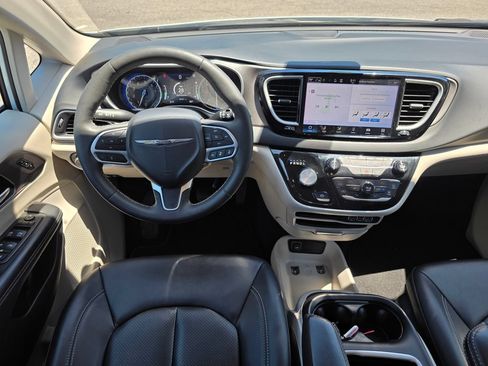 Used 2024 Chrysler Pacifica Touring-L FWD image 26