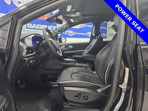 Used 2025 Chrysler Pacifica Limited image 13