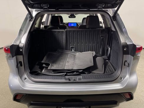 Certified 2024 Toyota Highlander XLE FWD image 10