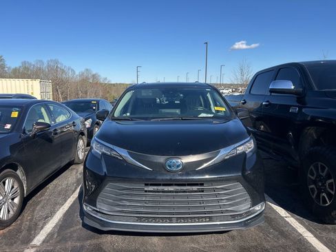 Used 2021 Toyota Sienna XLE image 14