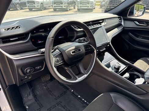 Used 2023 Jeep Grand Cherokee Altitude AWD/4WD image 2