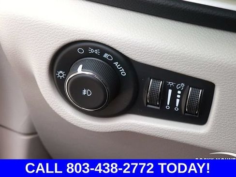 Used 2024 Chrysler Pacifica Touring-L FWD image 26