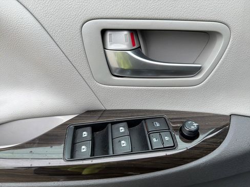 Used 2017 Toyota Sienna XLE FWD image 18