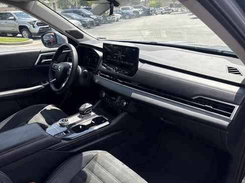 Used 2025 Mitsubishi Outlander SE FWD image 27