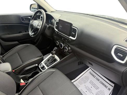 Used 2023 Hyundai Venue Limited image 5