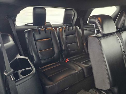 Used 2019 Ford Explorer XLT w/ Equipment Group 202A FWD image 13
