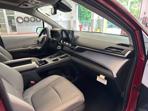 Used 2026 Toyota Sienna XLE FWD image 14