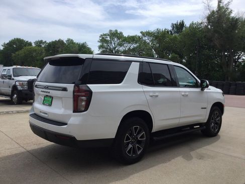 Used 2021 Chevrolet Tahoe Z71 w/ Luxury Package AWD/4WD image 4