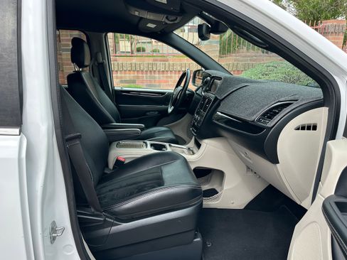 Used 2018 Dodge Grand Caravan SXT image 11