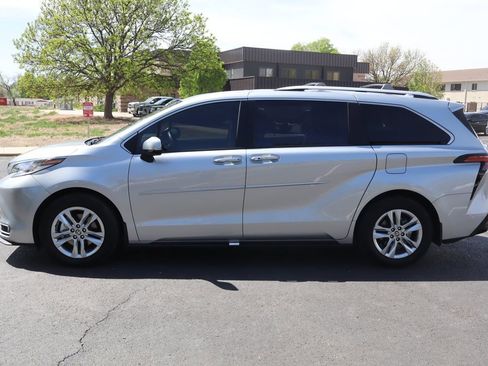 Used 2022 Toyota Sienna Limited image 9