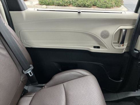 Certified 2024 Toyota Sienna Platinum image 26