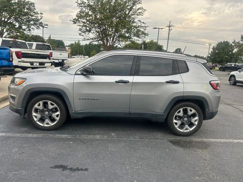 Used 2019 Jeep Compass Limited FWD image 2