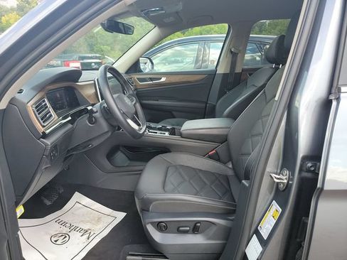 Used 2025 Volkswagen Atlas SE AWD/4WD image 4