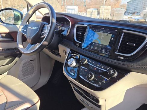 Used 2018 Chrysler Pacifica Limited w/ Tire & Wheel Group image 7