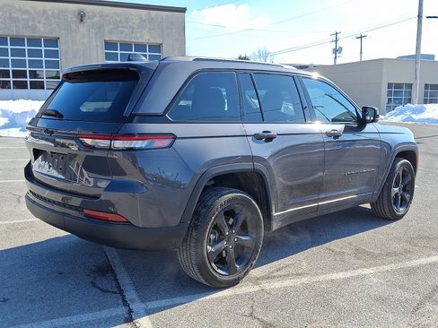 Used 2023 Jeep Grand Cherokee Altitude image 7
