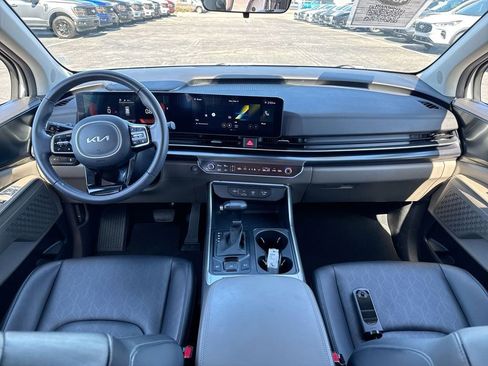 Used 2025 Kia Carnival image 10