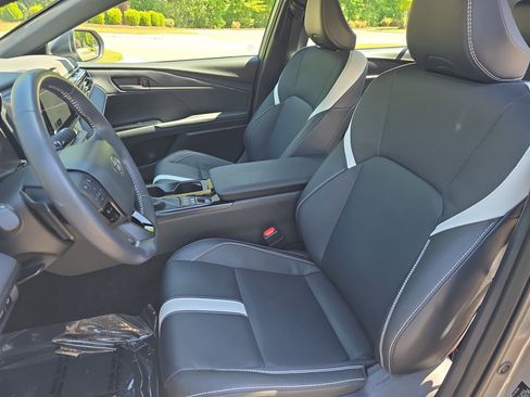 Used 2025 Toyota Camry SE FWD image 17