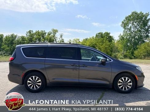 Used 2022 Chrysler Pacifica Touring-L w/ Uconnect Theater Family Group FWD image 6
