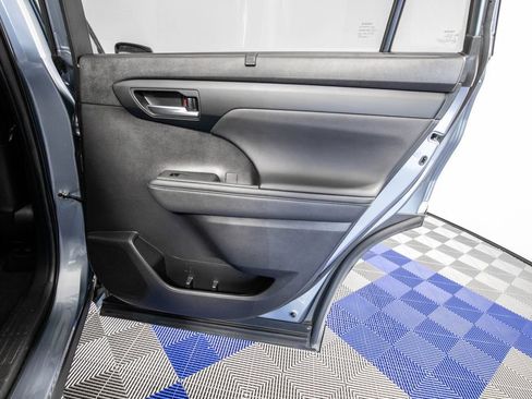 Used 2024 Toyota Highlander XLE FWD image 17