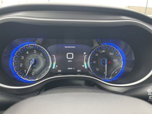 Used 2024 Chrysler Pacifica Touring-L image 21