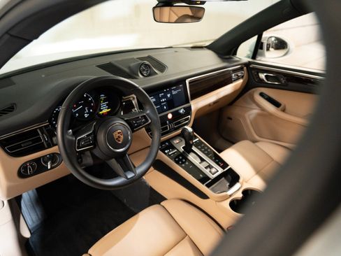 Certified 2026 Porsche Macan AWD/4WD image 4