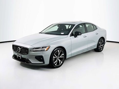 Used 2025 Volvo S60 B5 Core image 1