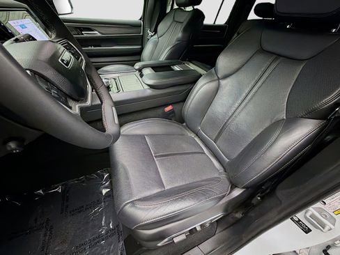 Used 2024 Jeep Wagoneer L Series III w/ Flexible Seating Group AWD/4WD image 11