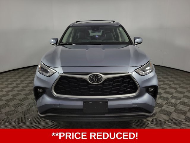 Used 2021 Toyota Highlander XLE FWD image 2